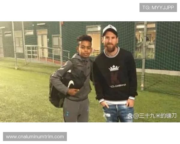 中国网红与足球球星亲密互动引发热议 社交平台互动超高人气