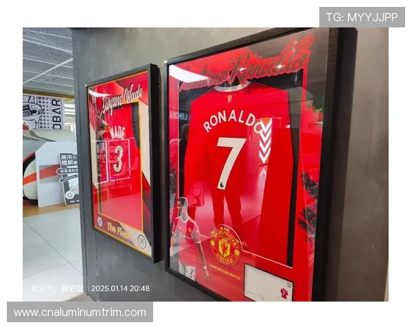 帕尼尼足球球星卡签名卡市场价格分析及收藏投资价值探讨