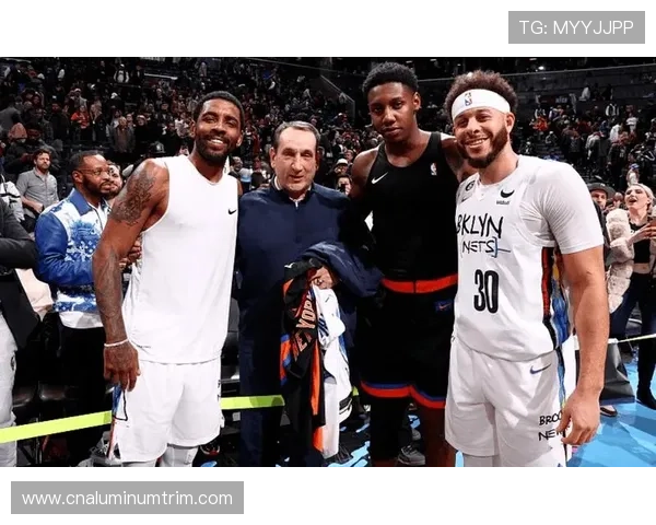 足球巨星与欧文亲密合影 握球衣传递友谊与荣誉